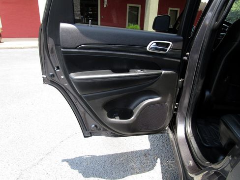 Used 2020 Jeep Grand Cherokee Altitude image 21