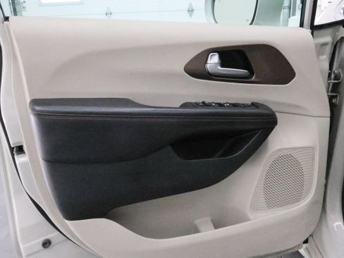 Used 2017 Chrysler Pacifica Touring-L w/ 13 Speaker Alpine Sound Group image 35