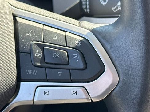 Used 2025 Volkswagen Taos SE AWD/4WD image 32