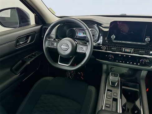Used 2023 Nissan Pathfinder SV image 18