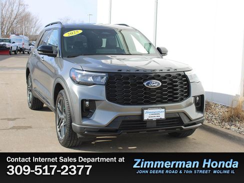 Used 2025 Ford Explorer ST-Line w/ ST-Line Street Pack image 3