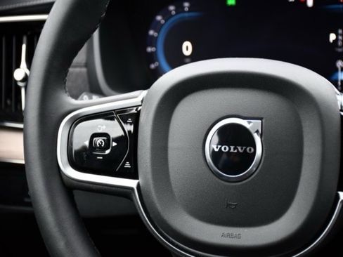 Certified 2025 Volvo XC90 B6 Plus image 19