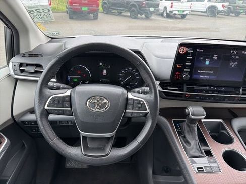 Used 2023 Toyota Sienna XLE FWD image 2