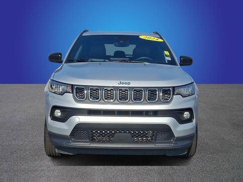 Used 2024 Jeep Compass Latitude image 2