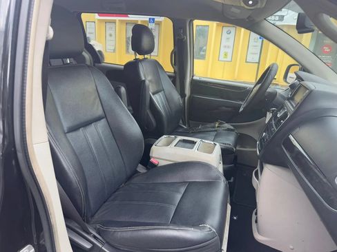 Used 2014 Chrysler Town & Country Touring FWD image 23