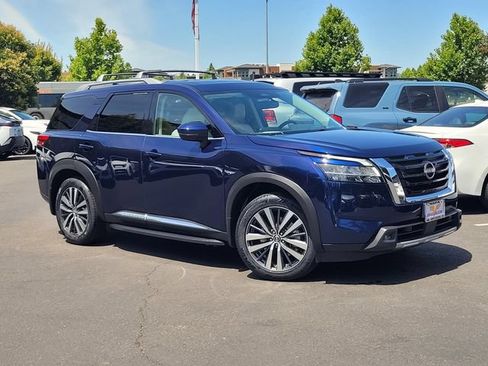 Used 2022 Nissan Pathfinder Platinum w/ Cargo Package FWD image 2