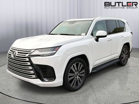 Used 2024 Lexus LX 600 4WD w/ Luxury Package image 2