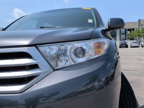Used 2013 Toyota Highlander Plus FWD image 3