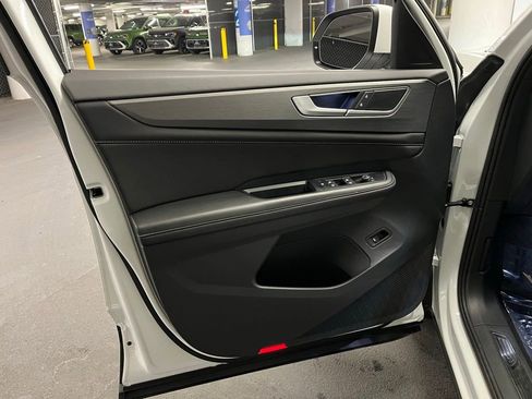 Used 2025 Volkswagen Atlas Cross Sport SE w/ Black Wheel Package image 18