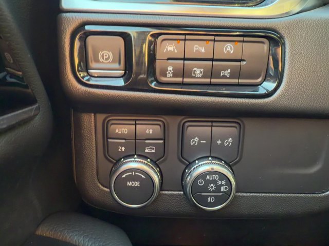 Used 2025 GMC Yukon XL Denali AWD/4WD image 14