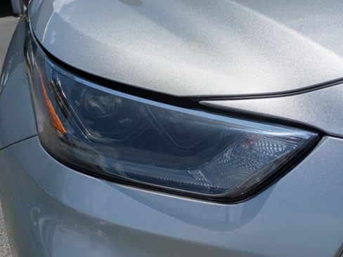 Used 2021 Toyota Highlander XLE FWD image 8