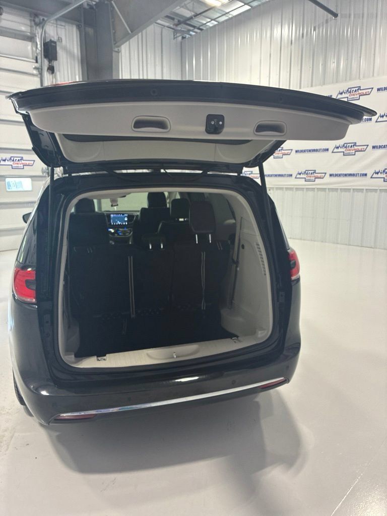 Used 2023 Chrysler Pacifica Limited FWD image 35