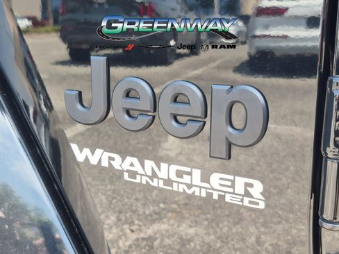 Used 2022 Jeep Wrangler Unlimited Sahara AWD/4WD image 8