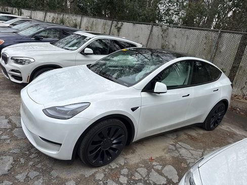 Used 2024 Tesla Model Y Performance image 3