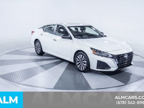 Used 2025 Nissan Altima 2.5 SV FWD image 14