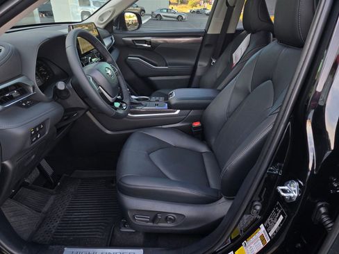 Certified 2026 Toyota Highlander Limited AWD/4WD image 17