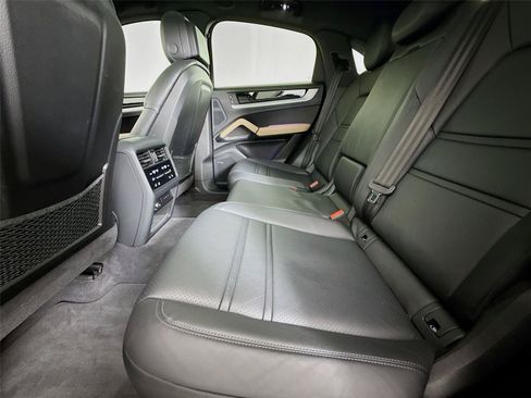 Used 2024 Porsche Cayenne Coupe AWD/4WD image 18