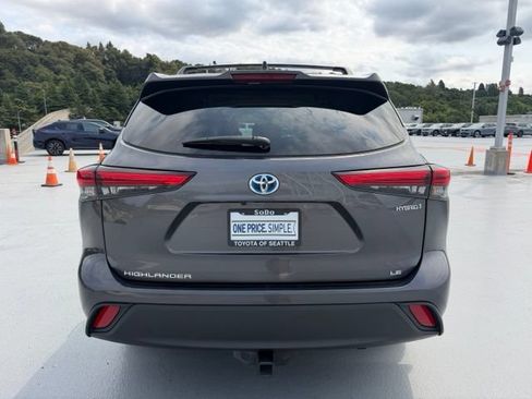 Used 2022 Toyota Highlander LE AWD/4WD image 4