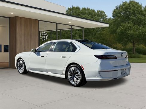 Used 2025 BMW i7 eDrive50 w/ Premium Package image 11