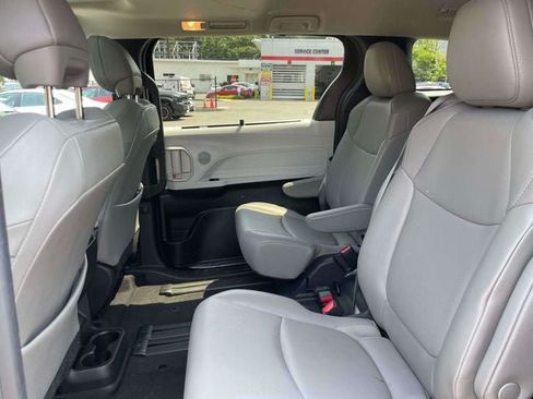 Certified 2025 Toyota Sienna XLE FWD image 14