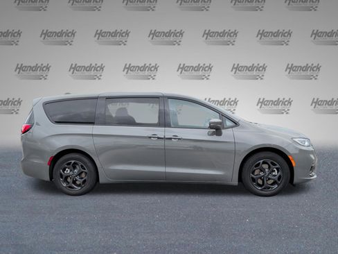 Used 2022 Chrysler Pacifica Limited w/ Uconnect Theater Family Group FWD image 6