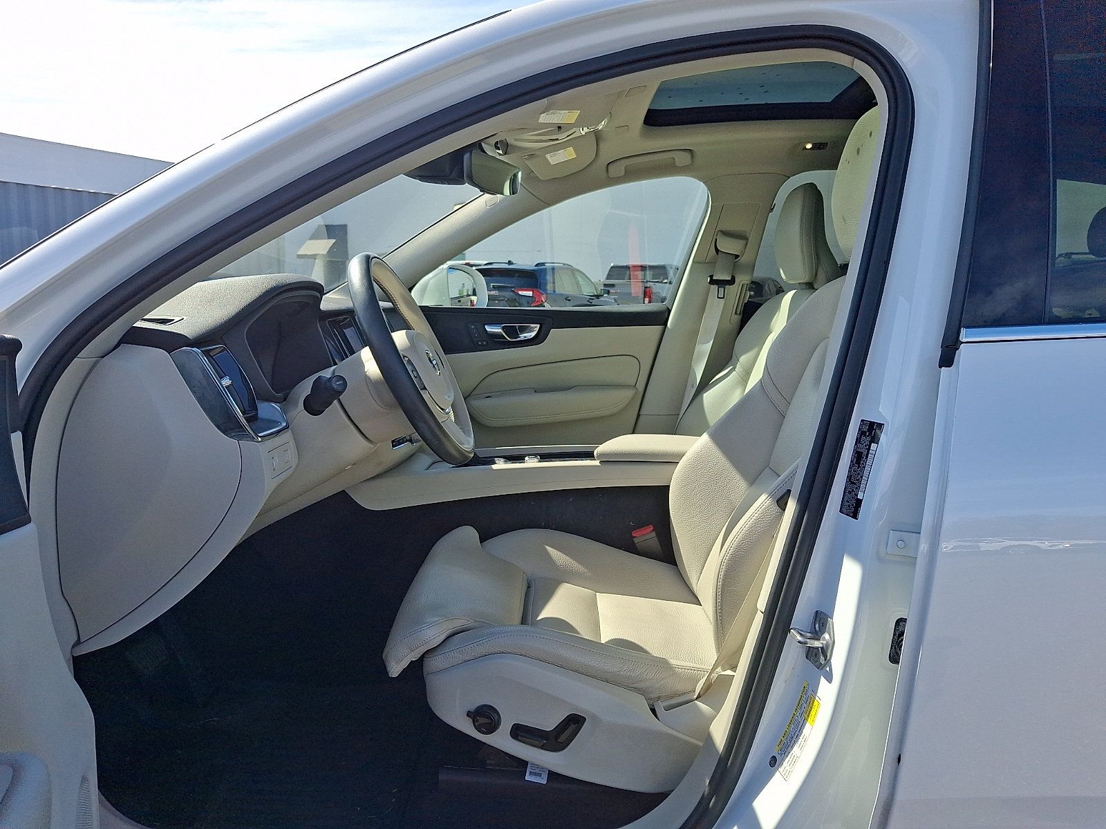 Used 2019 Volvo XC60 T5 Momentum w/ Premium Package AWD/4WD image 13