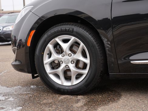 Used 2020 Chrysler Pacifica Limited image 11