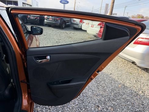 Used 2012 Hyundai Veloster w/ Style Pkg image 13