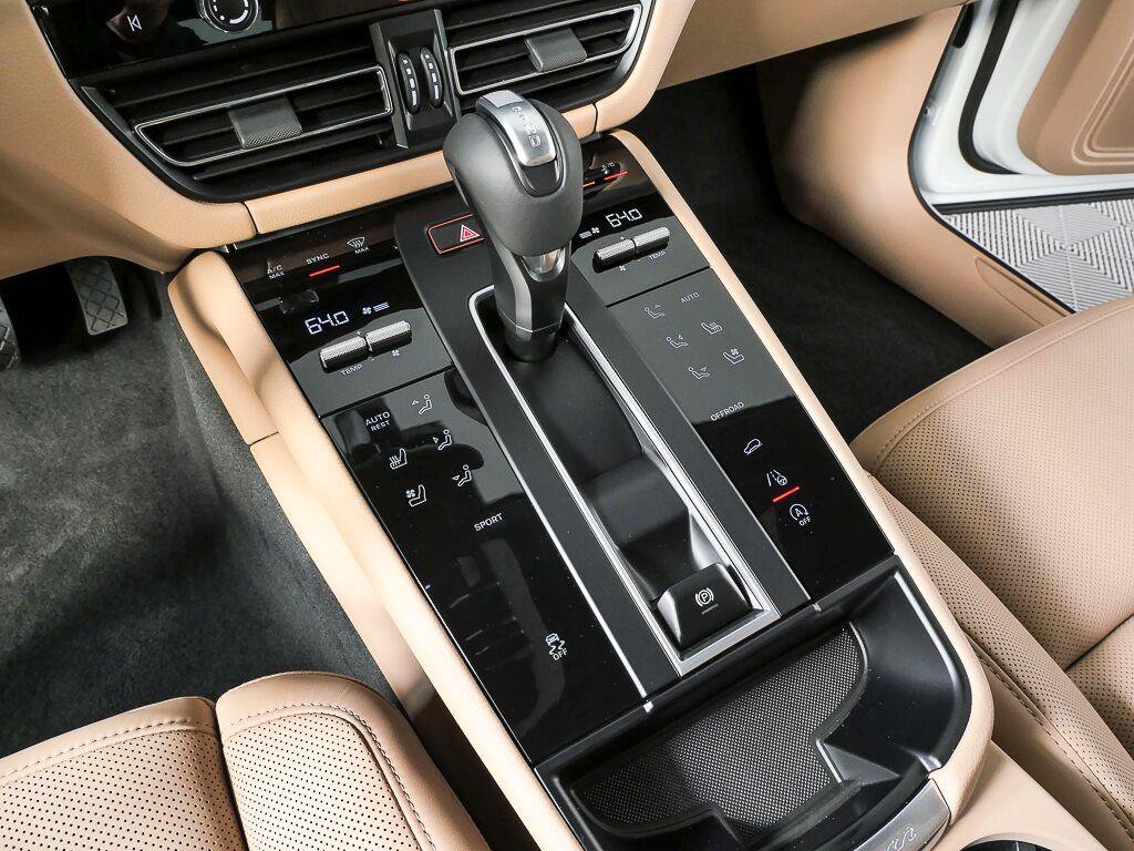 Certified 2026 Porsche Macan AWD/4WD image 16
