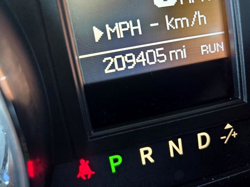 Used 2016 Chrysler Town & Country Touring w/ Driver Convenience Group image 18