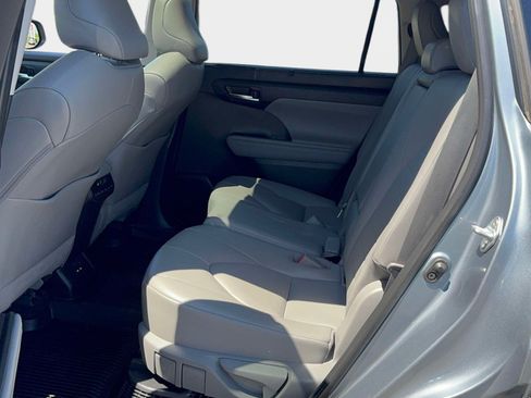 Certified 2020 Toyota Highlander XLE AWD/4WD image 16