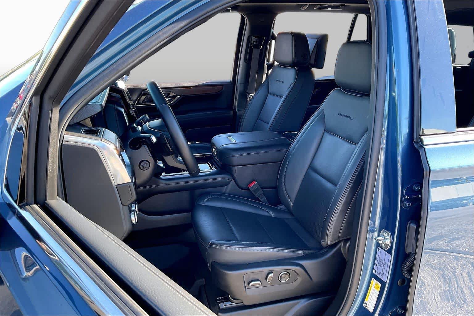 Used 2025 GMC Yukon Denali w/ Denali Reserve Package AWD/4WD image 8