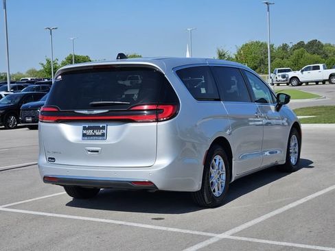 Used 2024 Chrysler Pacifica Touring-L FWD image 7