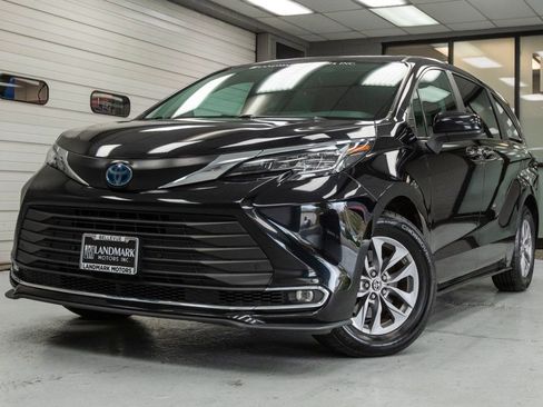 Used 2022 Toyota Sienna XLE image 2