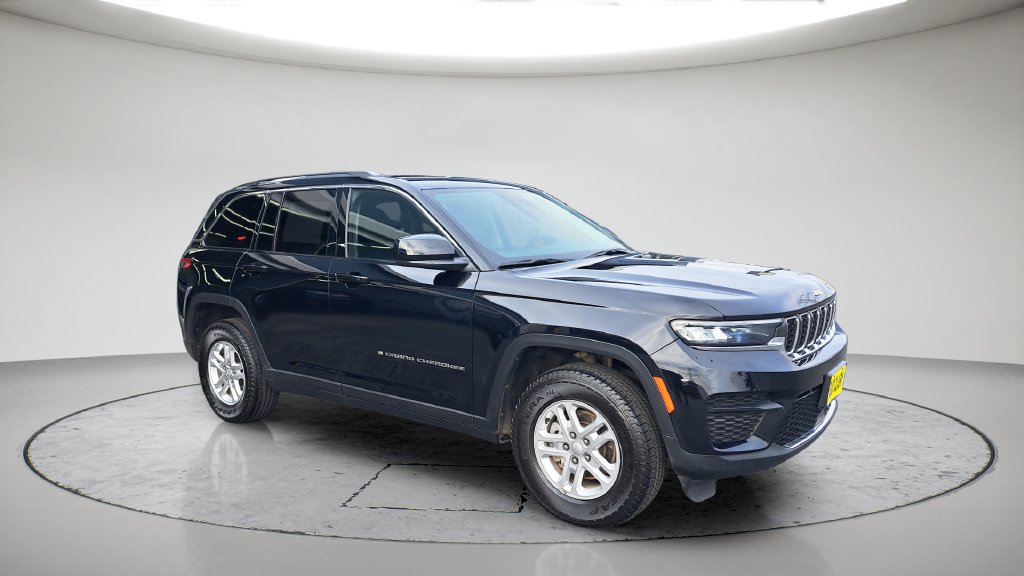 Used 2023 Jeep Grand Cherokee Laredo AWD/4WD image 3