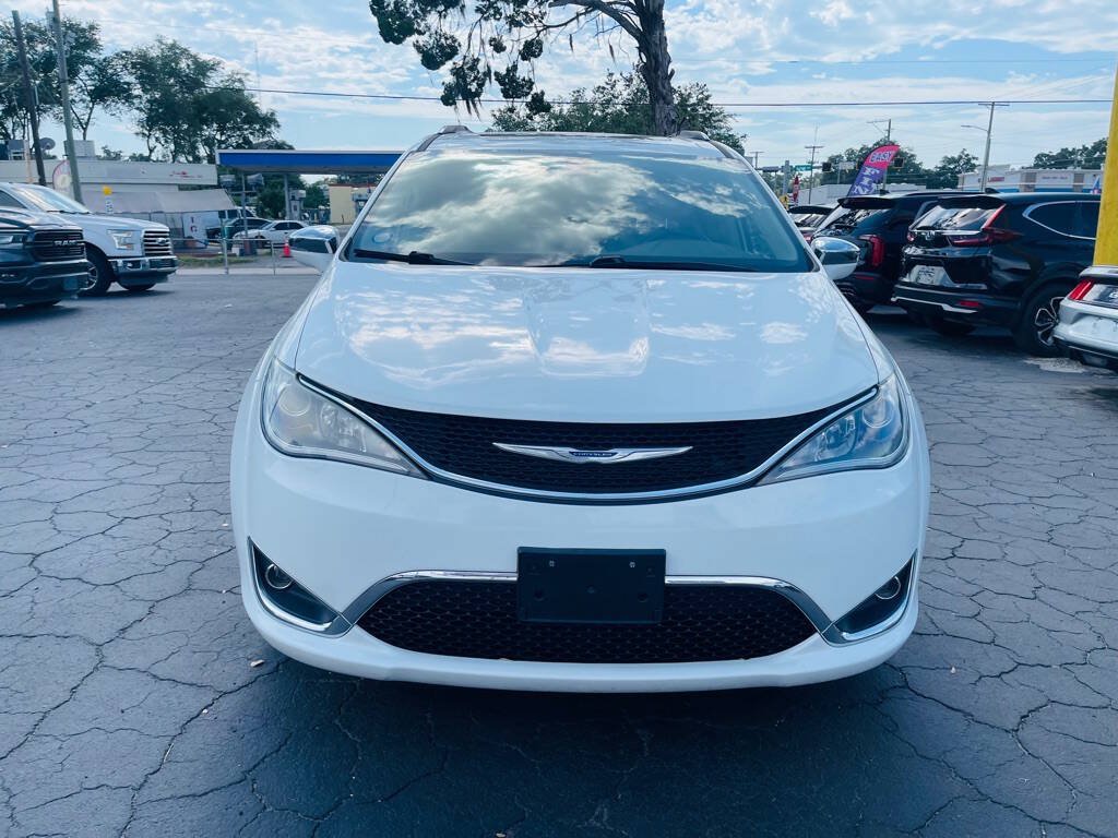 Used 2020 Chrysler Pacifica Limited FWD image 3