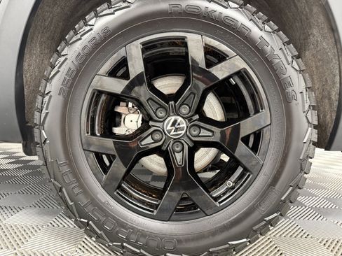 Used 2024 Volkswagen Atlas Peak Edition SE image 39