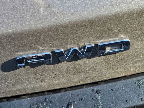 Used 2023 GMC Acadia SLT image 17