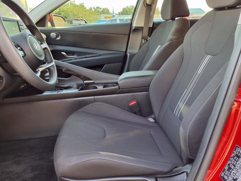 Used 2025 Hyundai Elantra Blue image 30