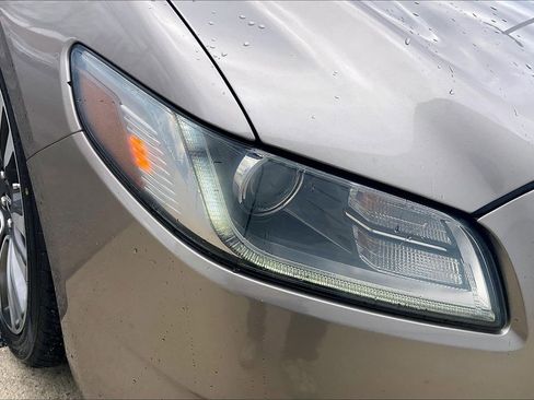 Used 2018 Lincoln Continental Select image 33