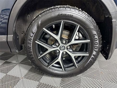 Used 2017 Toyota RAV4 SE image 28