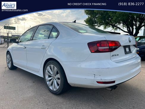 Used 2018 Volkswagen Jetta SE FWD image 2