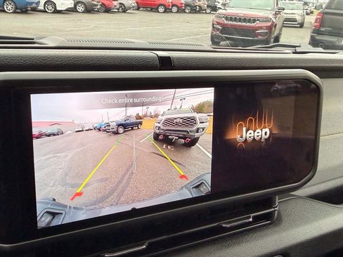 Used 2025 Jeep Gladiator Sport image 22