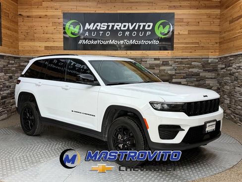 Used 2025 Jeep Grand Cherokee Altitude AWD/4WD image 1