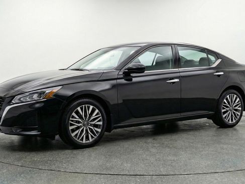Used 2025 Nissan Altima 2.5 SV image 3