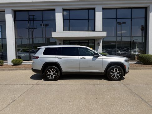 Used 2023 Jeep Grand Cherokee L Limited AWD/4WD image 3