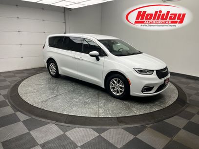 Used 2023 Chrysler Pacifica Touring