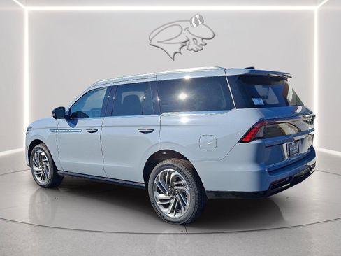 New 2025 Lincoln Navigator Reserve AWD/4WD image 3