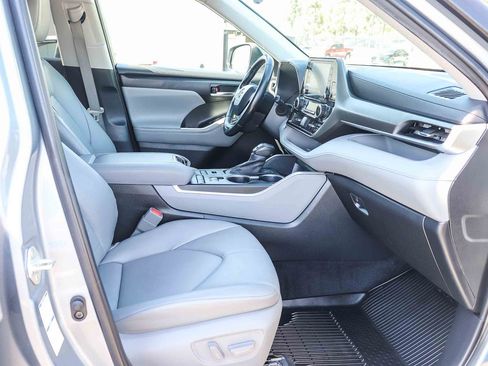 Used 2022 Toyota Highlander XLE AWD/4WD image 20