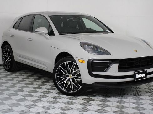 Certified 2025 Porsche Macan AWD/4WD image 9